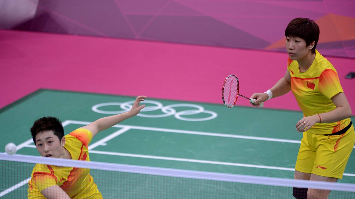 Bei den Olympischen Spielen 2012 in London wird unter anderem das chinesische Badminton-Doppel Yu Yang (links) und Wang Xiaoli disqualifiziert, weil es im letzten Gruppenspiel absichtlich verliert, um in der K.o.-Phase stärkeren Gegnern aus dem Weg zu gehen. Yu Yang, Olympiasiegerin von 2008 in Peking, tritt daraufhin voller Scham zurück