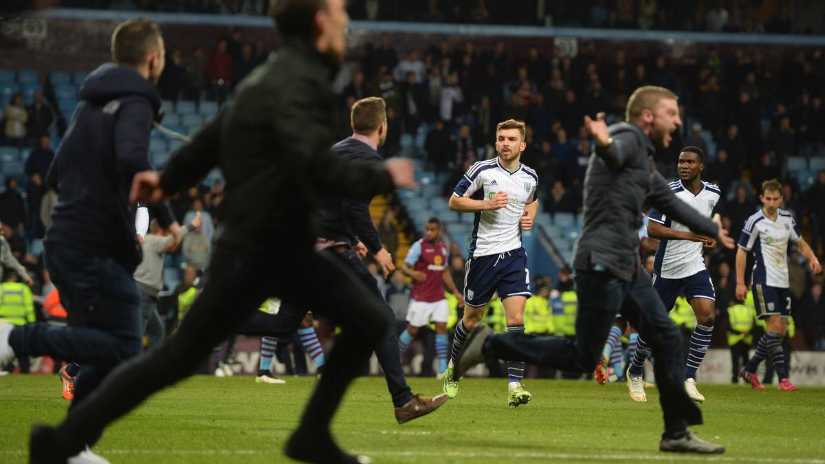 Tausende Fans laufen auf den Rasen, um zu feiern