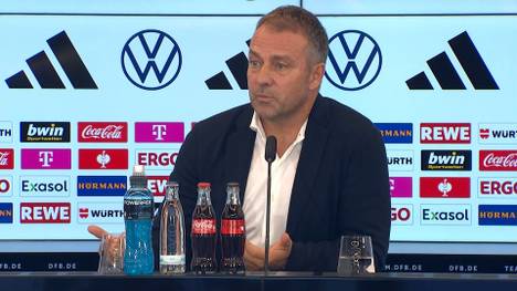 Karim Adeyemi wurde von Hansi Flick überraschend für die Weltmeisterschaft in Katar nominiert. Der Bundestrainer begründet seine Entscheidung, fordert von dem Youngster aber auch eine Leistungssteigerung. 