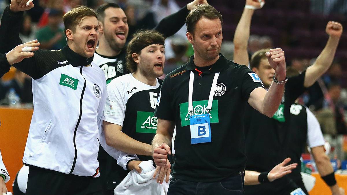 Das gilt auch für die beiden Trainer. Dagur Sigurdsson (2. v. r.) und Polens Biegler zollen einander Respekt. Der Isländer Sigurdsson ist nach der Partie hochzufrieden. "Die Jungs waren heiß vom ersten Training an. Und das ist jetzt die Belohnung dafür. Wir haben gut zusammengehalten, auch in schwierigen Phasen", sagt er bei SPORT1