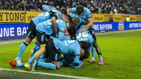 Nach Last-Minute-Sieg von Bayer Leverkusen gegen den FC Augsburg lebt der Titeltraum der Werkself.