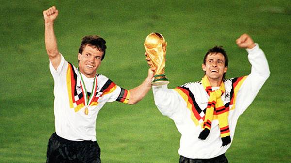 Lothar Matthäus (l.) jubelt 1990 nicht nur mit dem WM-Pokal. Ein Jahr später wird bei der Premieren-Auszeichnung zum Weltfußballer gekürt. Er ist der einzige Deutsche, der diesen Titel bislang holt