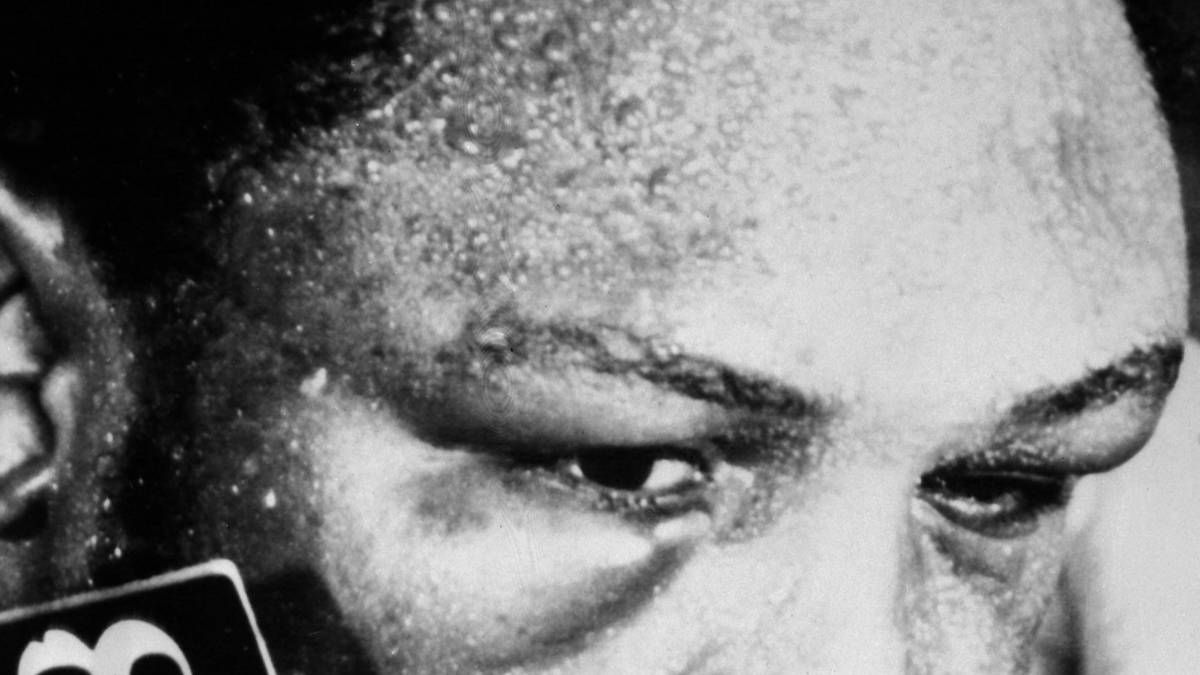 Der geschundene und beinahe blind boxende Frazier fordert einen Rückkampf, doch zu dem kommt es nicht