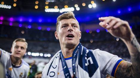 Champions-League-Sieger Toni Kroos sorgt mal wieder für Diskussionen. In der neusten Ausgabe seines Podcast „Einfach mal Luppen“ mit Bruder Felix, macht sich der Weltmeister von 2014 diesmal über Schalke 04 lustig. 