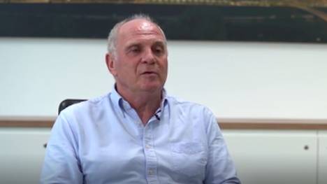 Uli Hoeneß rät David Alaba, wegen der Vertragsverlängerung nicht nur auf das Geld zu schauen, sondern vor allem auf das Umfeld, das ihm der FC Bayern bietet 