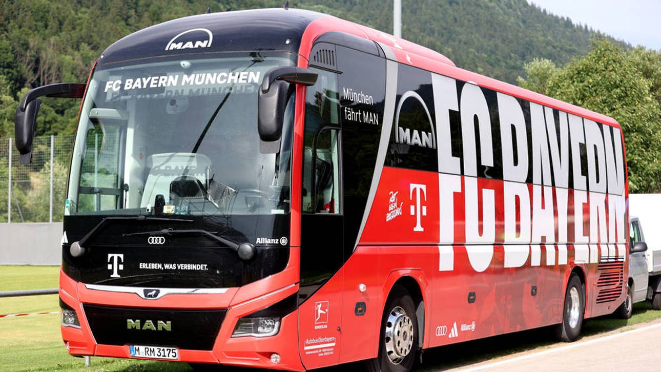 Moderator crasht mit Bayern-Teambus