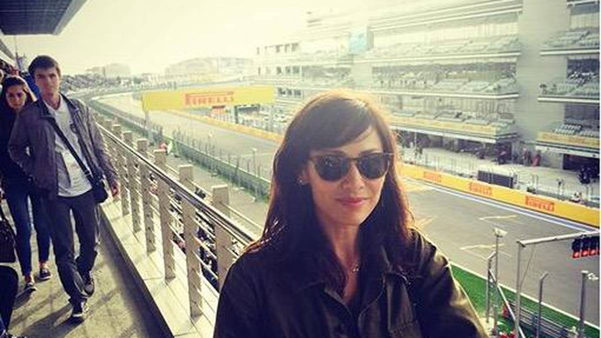 Möglicherweise hat aber auch die Anwesenheit der Sängerin und Schauspielerin Natalie Imbruglia Hamilton zu seiner Spionage-Attacke inspiriert. Imbruglia spielte schließlich im ersten Teil der Bond-Parodie "Johnny English" mit