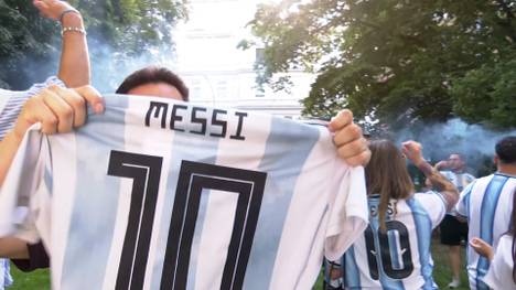 In Hamburg gibt es eine kleine, aber feine Fangemeinschaft, die die Farben der Albiceleste trägt. Nach dem WM-Torrekord von Lionel Messi kennt der Jubel beim Public Viewing kein Halten mehr! Sport1 hat dem Event beim Spiel gegen Österreich einen Besuch abgestattet.