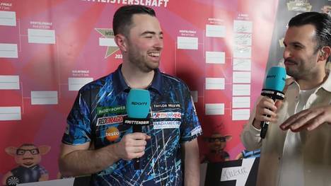 Luke Humphries spricht nach seinem Sieg in der zweiten Runde über das Verhältnis zu seinem Gegner Paul Lim. Scherzhaft freut er sich über dessen Leg-Gewinn am Ende.