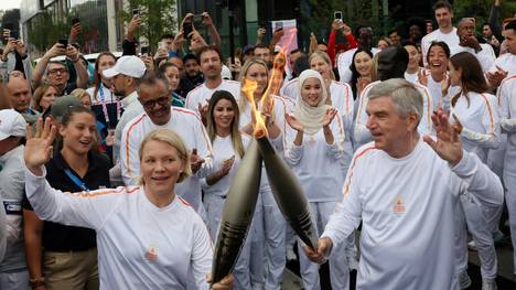 Thomas Bach am Freitag im olympischen Dorf