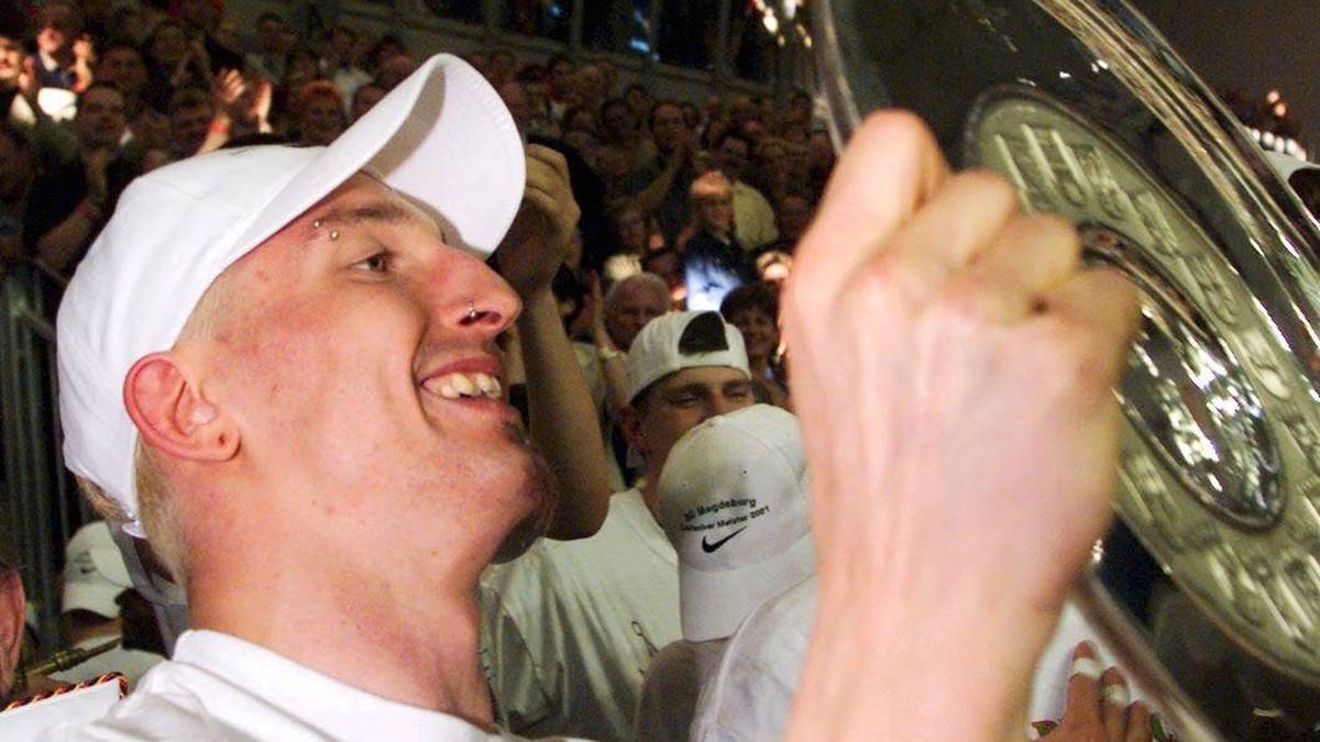 2001: Der SC Magdeburg stoppt die Dominanz des THW, der 2001 nur Fünfter wird. Magdeburg (59:17) rettet einen Punkt Vorsprung gegen den TBV Lemgo (58:18) ins Ziel und feiert den Titel. Stefan Kretzschmar kann sein Glück kaum fassen