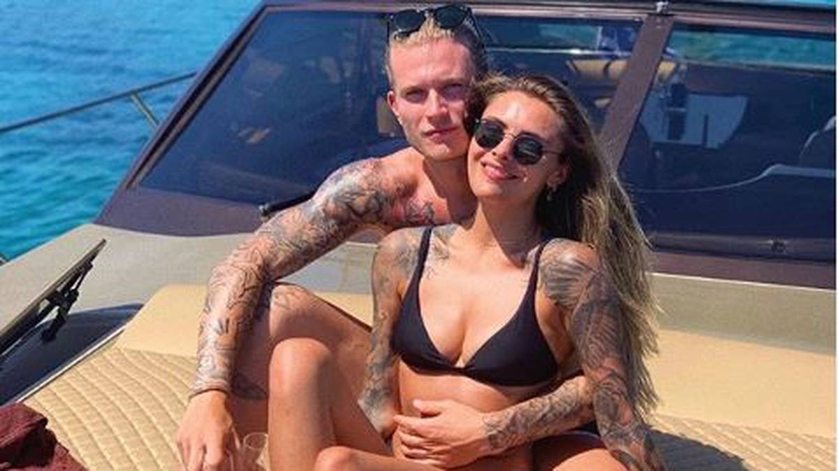 Apropos Meer: Loris Karius schippert mit seiner Liebe Sophie Thomalla vor der griechischen Insel Mykonos übers Meer