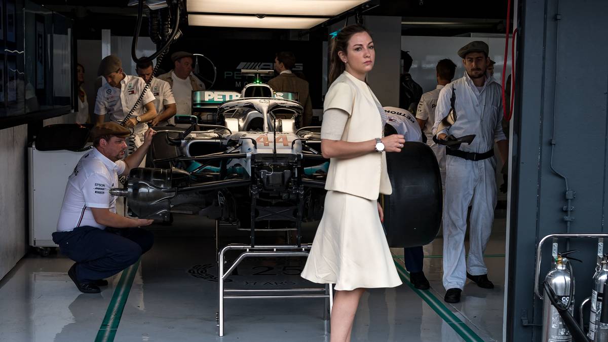 Aber nicht nur am Kommandostand hat der Retro-Look das Kommando übernommen. Auch die Mechaniker haben sich für den edlen Zwirn entschieden