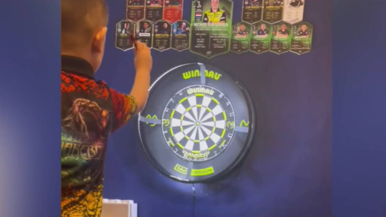 Dartsprofi Michael van Gerwen feiert und beschenkt 4-jähriges Nachwuchstalent