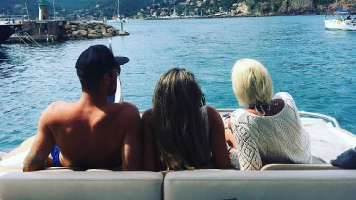 Pierre-Michel Lasogga ist mit einem Boot unterwegs. Zusammen mit seiner Familie genießt er ganz entspannt die gute Aussicht
