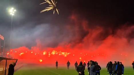 Die Fans des Amateurteams Quick Boys erschienen um 5 Uhr morgens mit Fackeln und Feuerwerkskörpern zur Trainingseinheit. Durch den Lockdown in Holland ab 20 Uhr fand das Training einfach vor der Arbeit statt. 