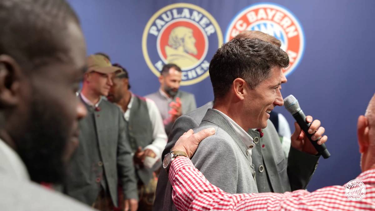 Die Fans des FC Bayern empfangen am Samstagabend nach der Rückkehr aus Wolfsburg die Mannschaft auf dem Nockherberg.
Mit im Gepäck die siebte Torjägerkanone für Stürmerstar Robert Lewandowski