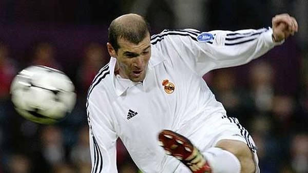 Zinedine Zidane ist drei mal der beste Fußballer auf dem Planeten. 1998 und 2000 landet der Franzose bei der Wahl auf Platz eins. 2003 wird Zidane nach starken Leistungen mit Real Madrid erneut ausgezeichnet