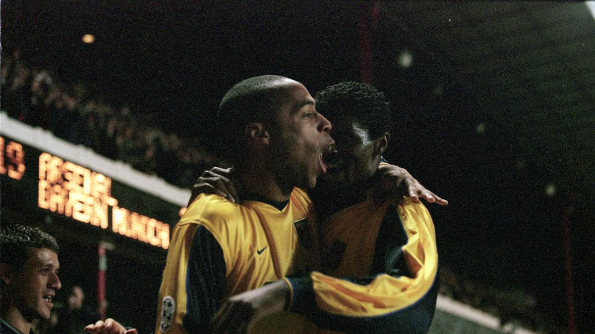 Den besseren Start erwischt Arsenal: Thierry Henry (l.) und Nwankwo Kanu (r.) bringen die Londoner mit 2:0 in Führung