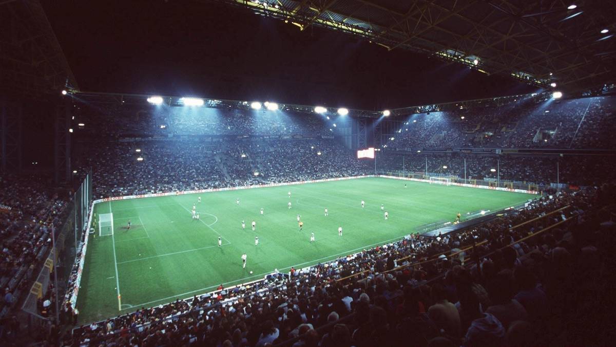 Am 2. April 1974, wird das Westfalenstadion, das erste reine Fußball-Stadion Deutschlands, eröffnet. Am Dienstag, 2. April, feiert es seinen 45. Geburtstag! Ein kleiner Rückblick auf historische Spiele von Borussia Dortmund - die Gelbe Wand als Höhepunkt - sowie der deutschen Nationalmannschaft