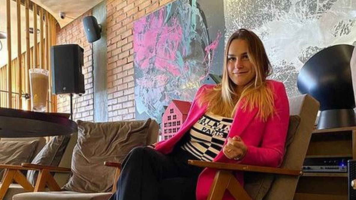 Zwischendurch posiert sie aber auch gerne im neuen pinken Blazer