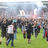 Der FC St. Pauli hat sich die Zweitliga-Meisterschaft gesichert. Ein später Treffer bedeutet einen finalen Erfolg zum Abschluss einer starken Saison, während Wiesbaden in die Relegation muss. 