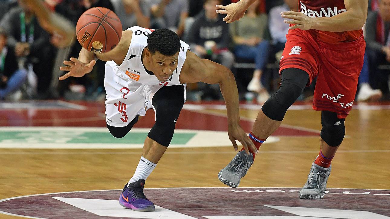 Rasta feuert und attackiert Regisseur