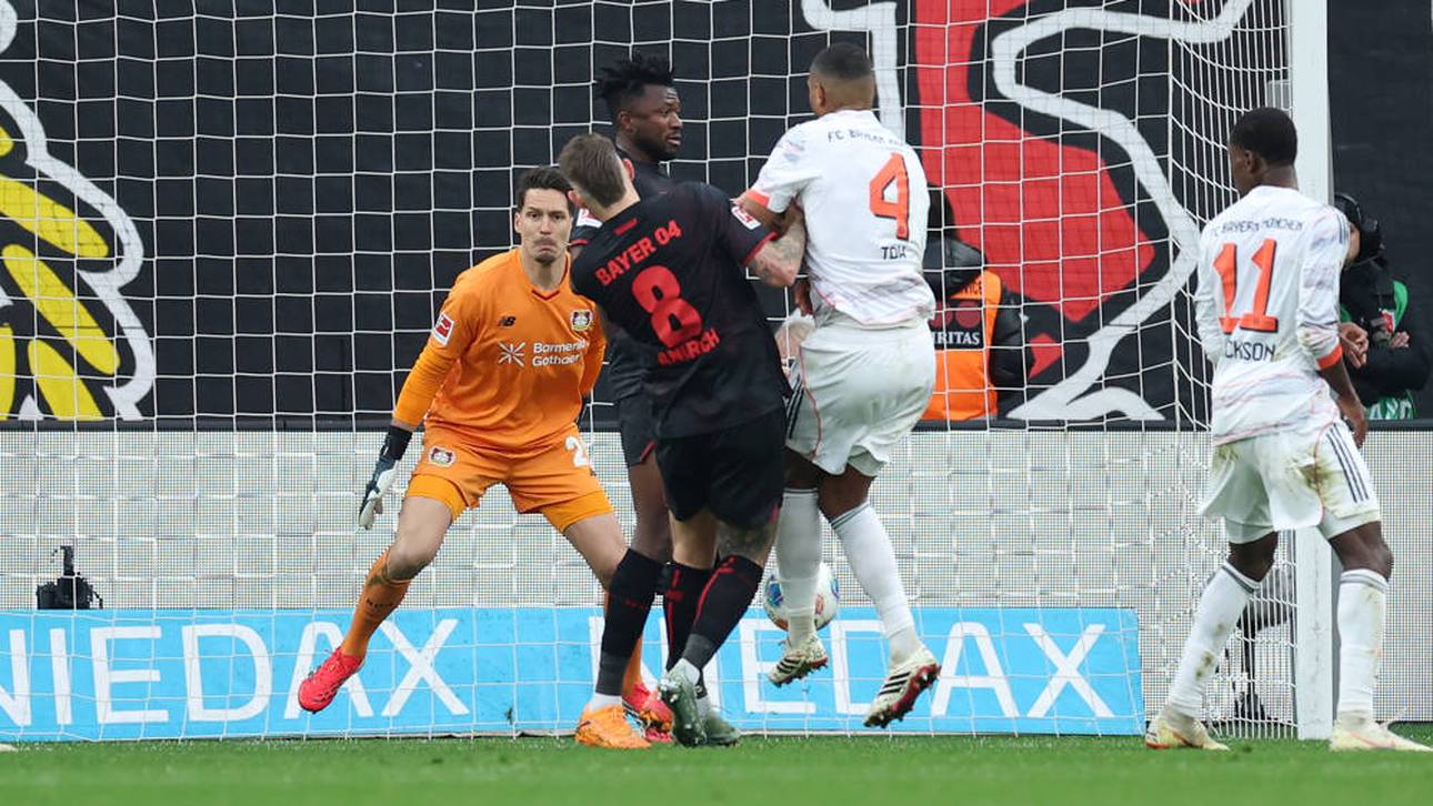 Jonathan Tah bekommt den Ball an den Arm