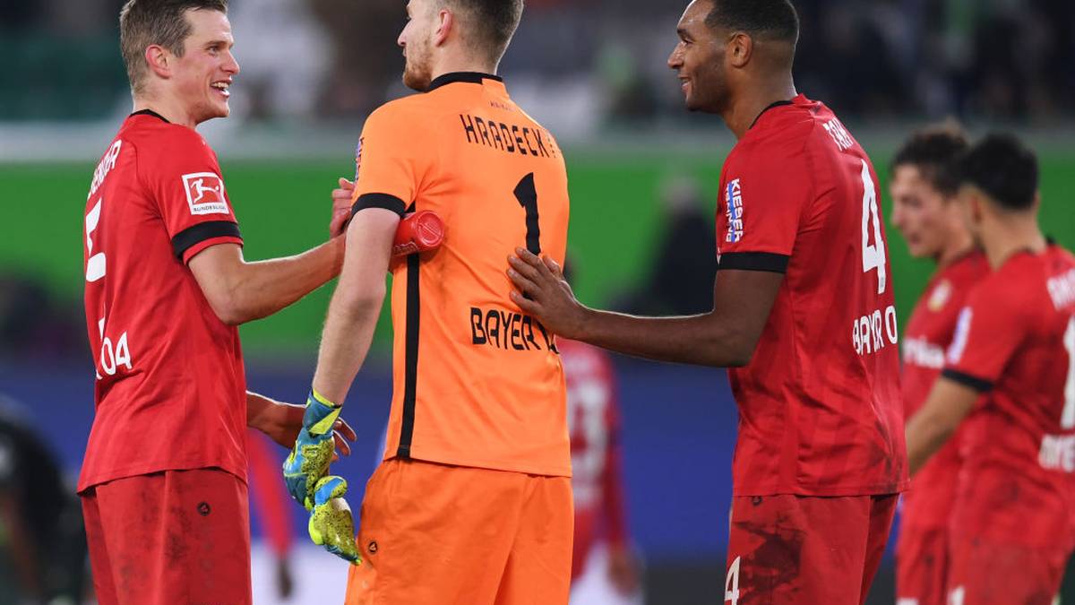 In der Defensivreihe ist der Kader nicht ganz so tief besetzt. Mit Linksverteidiger-Neuzugang Daley Sinkgraven ist nur ein Verteidiger dazugekommen. Der 24-Jährige kam von Ajax Amsterdam an den Rhein. Er durfte aber bislang auch nur vier Mal das Trikot der Werkself überstreifen. In der Abwehr fehlen Leverkusen noch ein paar Alternativen