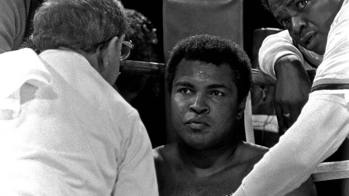 Bereits schwer von seiner Krankheit gezeichnet, verleiht Ali dem Kampfmotto "Drama auf den Bahamas" eine unbeabsichtigte Bedeutung. Nach zehn Runden ist es vorbei. Der Kanadier Trevor Berbick ist der neue Weltmeister. Ali verkündet sein Karriereende. Seine Aussprache ist da bereits undeutlich