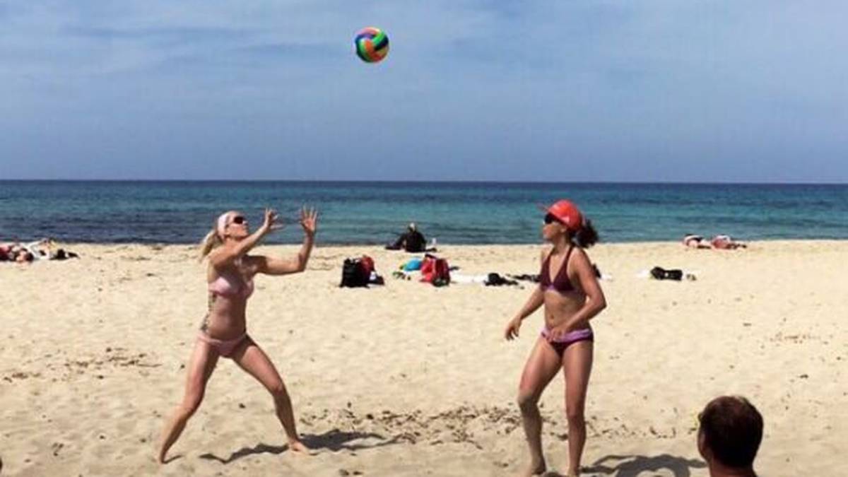 Maren Hammerschmidt (l.) ist nicht nur im Biathlon treffsicher. Auch beim Beachvolleyball beweist die Schönheit Feingefühl