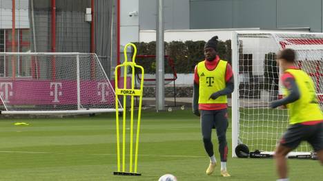 Erfreuliche Nachrichten beim FC Bayern: Sowohl Alphonso Davies als auch Hiroki Ito konnten an der öffentlichen Trainingseinheit teilnehmen. 
