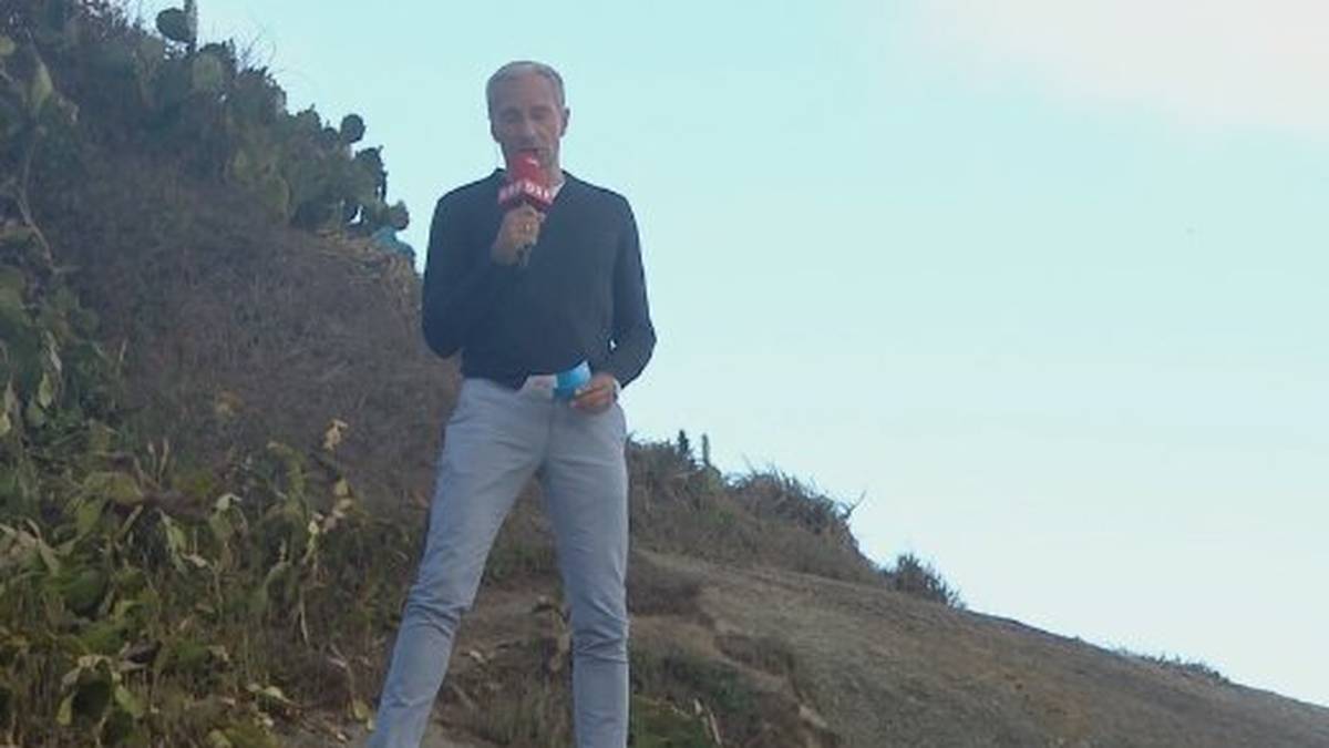 Der Sturm fegt einen ORF-Moderator sprichwörtlich aus seinem Studio. Weil die Glasfassade des Studios am Strand von Ipanema aufgrund der starken Böen zu bersten droht, muss die Sendung ins Freie verlegt werden. Moderator Rainer Pariasek stemmt sich gegen die stürmischen Luftmassen und moderiert dort unverdrossen weiter. 