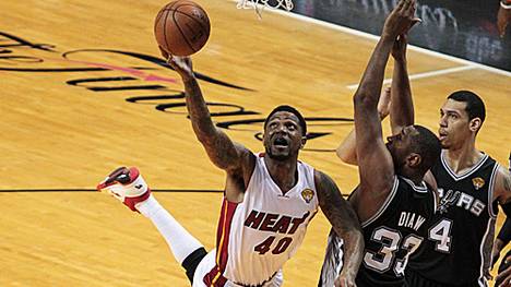 Udonis Haslem (l.) wird weiter für die Miami Heat spielen