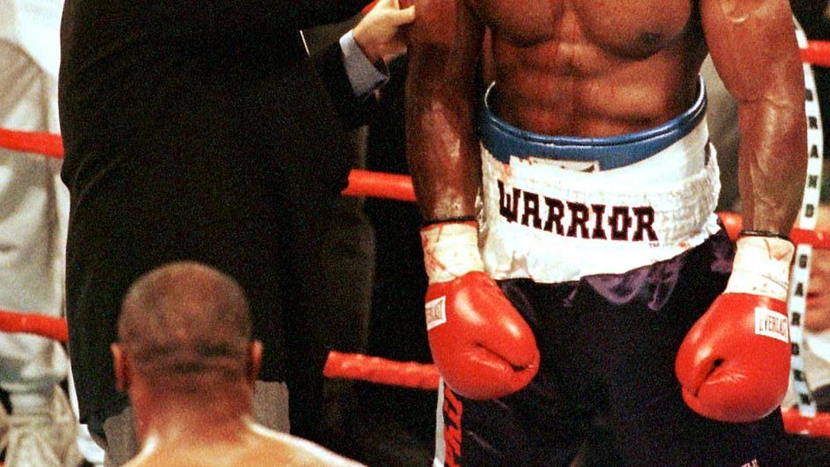 Dieses Schauspiel gibt es selbst in dem an Skandalen reichen Boxsport zum ersten Mal. Holyfield wird noch im Ring behandelt, Tyson disqualifiziert und für ein Jahr gesperrt. Weltmeister wird er danach nie wieder