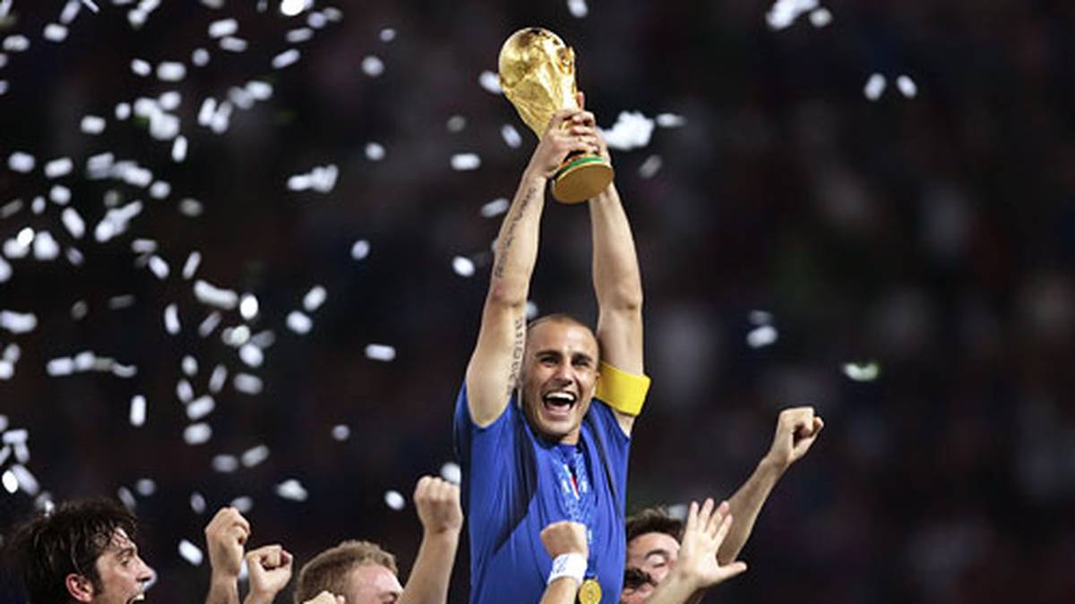 2006 ist ein besonderes Jahr für Fabio Cannavaro. Erst holt der Italiener mit der Nationalmannschaft den WM-Titel in Deutschland, später erhält er den Ballon d'Or. Cannavaros Begründung: "Die Stürmer haben die gewohnte Kaltschnäuzigkeit vermissen lassen"