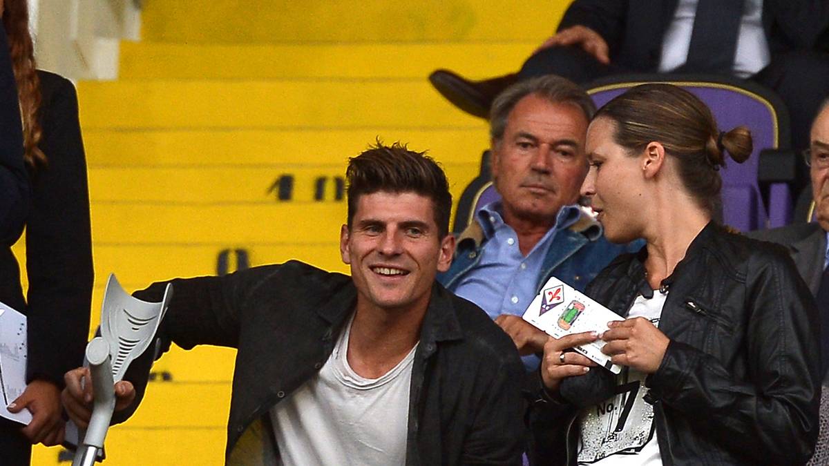 ... schlägt das Verletzungspech wieder zu. Der Stürmer muss in seiner ersten Saison viele Spiele seiner Mannschaft wegen Knieverletzungen von der Tribüne aus verfolgen. Er kann nur neun Mal in der Liga auflaufen