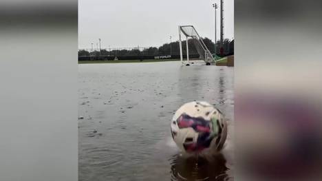 Die Trainingseinheit von Borussia Mönchengladbach fällt im wahrsten Sinne des Wortes ins Wasser. Die "Fohlen" posten ein ironisches Video auf ihren Social-Media-Kanälen.
