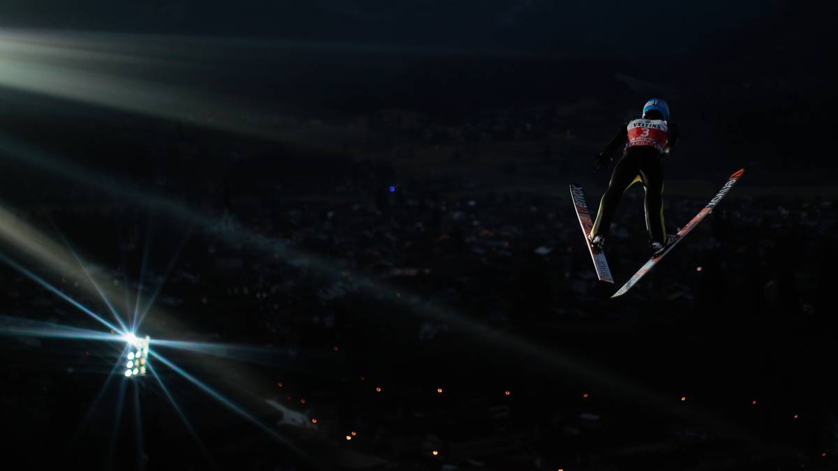 FELIX HOFFMANN: Neben der Weltcup-Gruppe befinden sich bereits sechs weitere Springer in der nationalen Gruppe, die bei den ersten beiden Stationen an den Start gehen. Ein Platz ist noch offen. Einer von ihnen ist Hoffmann, der wie Schmid erst zum zweiten Mal bei der Tournee dabei ist und beim ersten Versuch 2015 ohne Punkte blieb