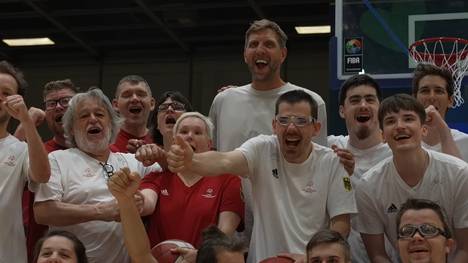 Dirk Nowitzki und Britta Heidemann sind vor Ort bei den Special Olympics World Games in Berlin, treffen sich mit den Sportlern und stimmen die Teilnehmer auf die Eröffnungsfeier ein. 