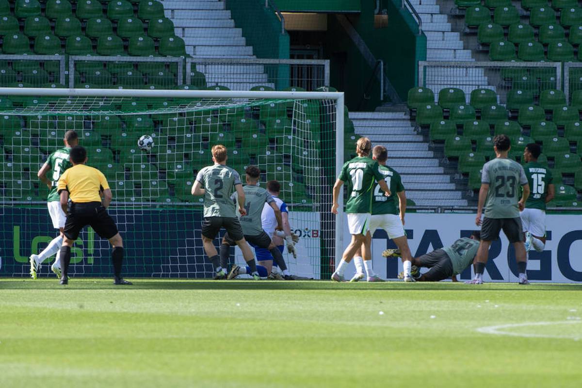 Gegen die SV Hemelingen legt der haushohe Favorit vom VfL Wolfsburg in der 1. Runde des DFB-Pokals direkt los wie die Feuerwehr! Schon nach wenigen Minuten steht eine komfortable Führung - und dann schreiben die Wölfe auch dank eines Dreierpackers sogar noch Vereinsgeschichte.