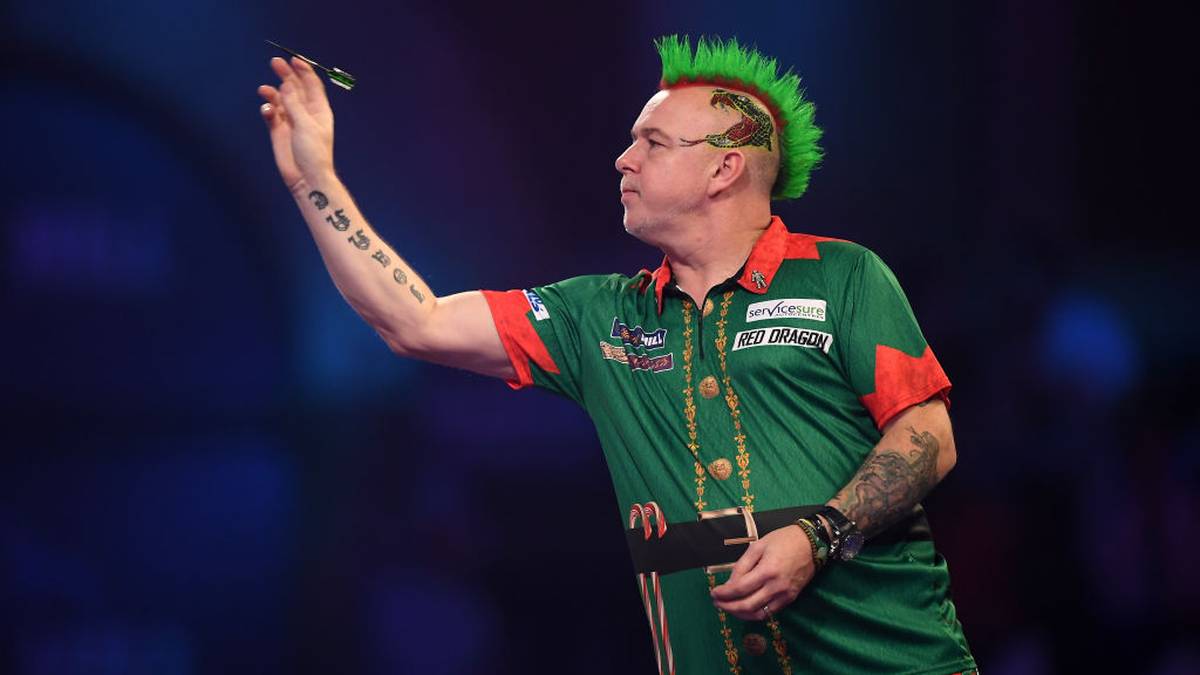 Neben seinen sportlichen Erfolgen fällt "Snakebite" schon früh mit seinen extravaganten Outfits auf, die ihn zum Paradiesvogel des Darts machen. Die Fans hat er damit überzeugt, bei jedem Event wird er von ihnen frenetisch gefeiert