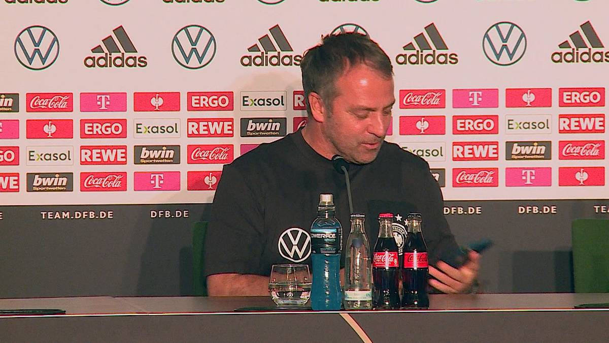 DFB-Team: Joshua Kimmich ruft bei Hansi Flick während Pressekonferenz an