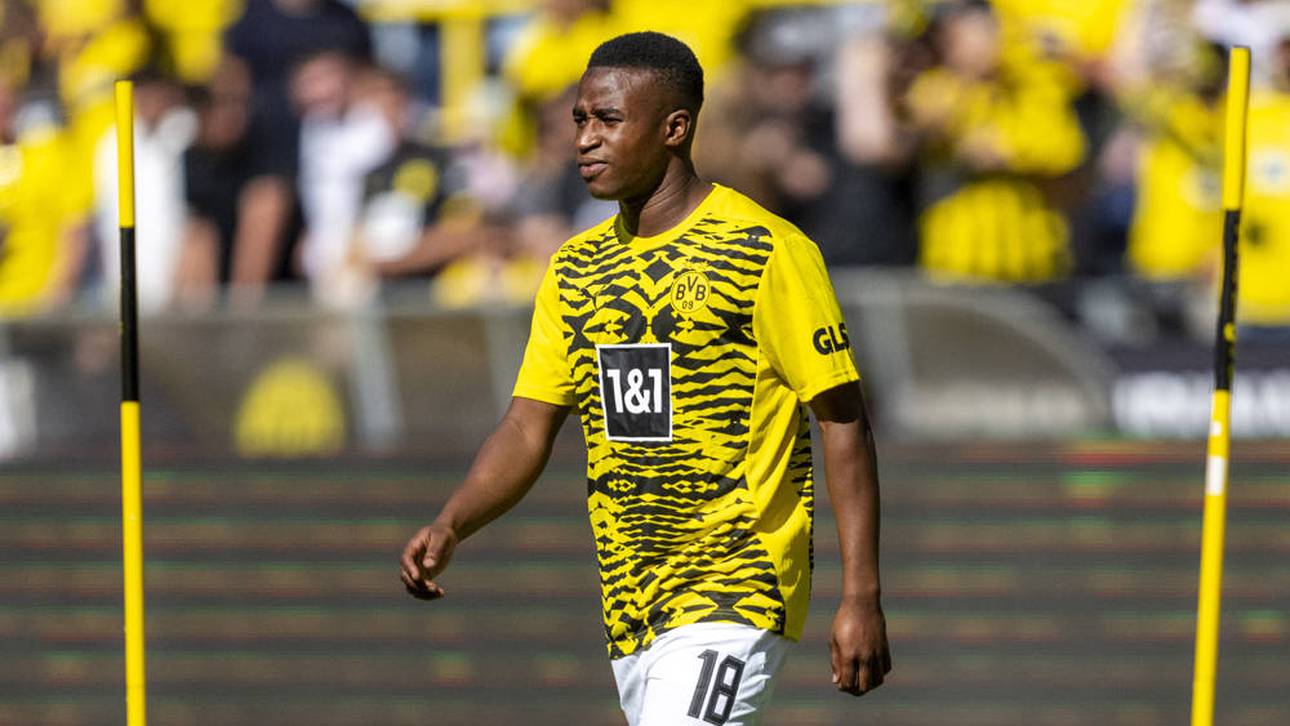 Youssoufa Moukoko vor dem Testspiel gegen Aston Villa