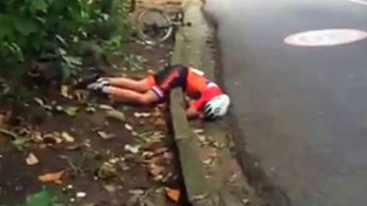 Annemiek van Vleuten musste minutenlang auf die Erstversorgung helfen