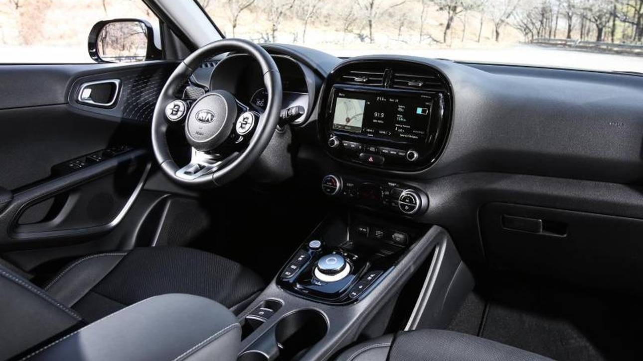 Im Innenraum des E-Soul überwiegt der Eindruck von grauem Hartplastik