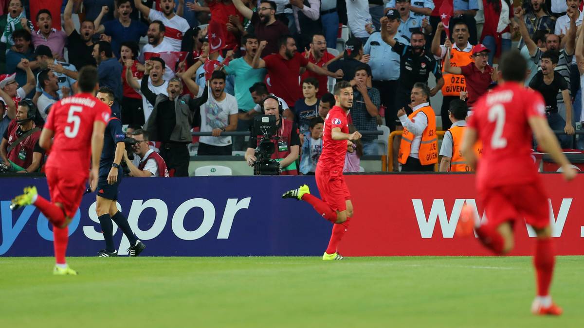 Nur acht Minuten dauert es, bis Oguzhan Ozyakup die Türken jubeln lässt