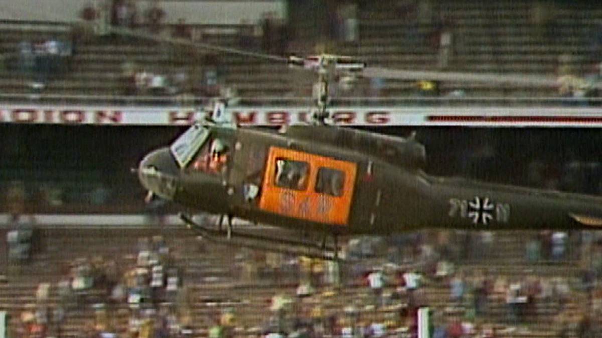 Am 09. Juni 1979 steht der HSV schon als Meister fest, ein Fest ist geplant. Doch nach der 1:2-Niederlage gegen den FC Bayern eskalieren Fans. Mit über 70 teilweise schwer Verletzten wird der Katastrophenalarm im Hamburger Volksparkstadion ausgerufen. 