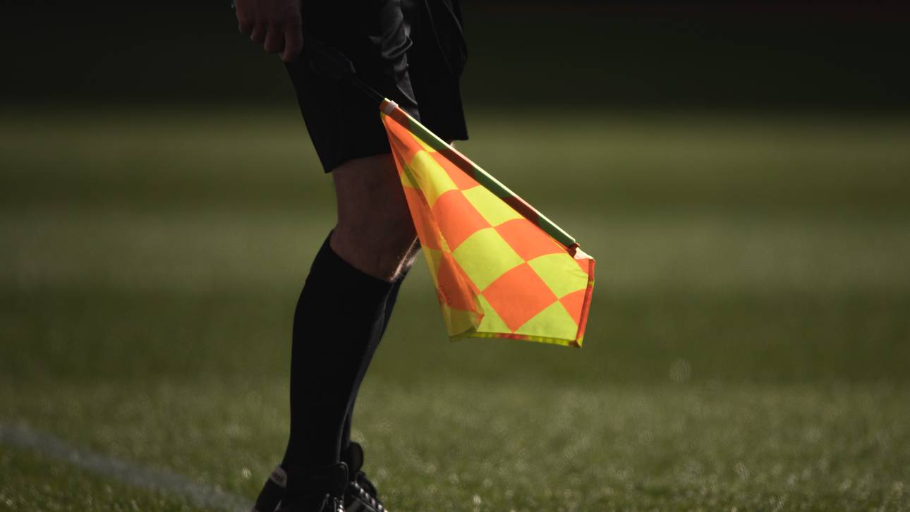 Tablett verletzt Schiedsrichter