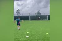 In einem Video von RH Elite Coaching auf Instagram zeigt der 14-jährige Sohn der Manchester-United-Legende Wayne Rooney seine Skills und Abschlussqualitäten